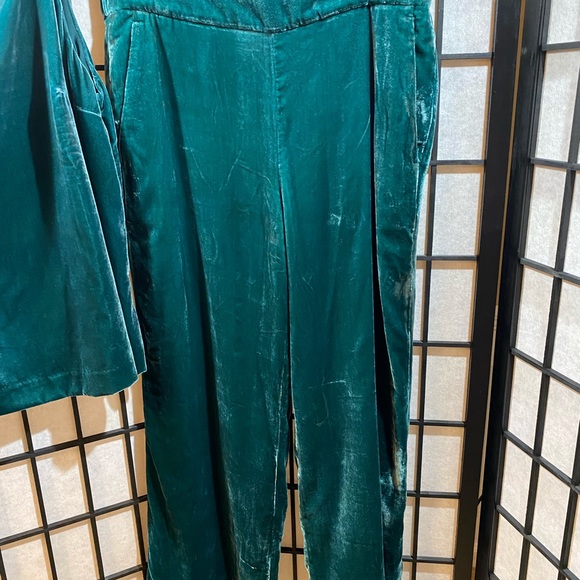 Gorgeous teal  velvet holiday outfit. - Picture 5 of 6